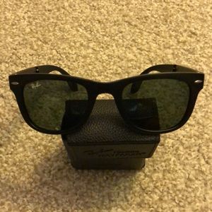 Ray Ban sunglass come with box